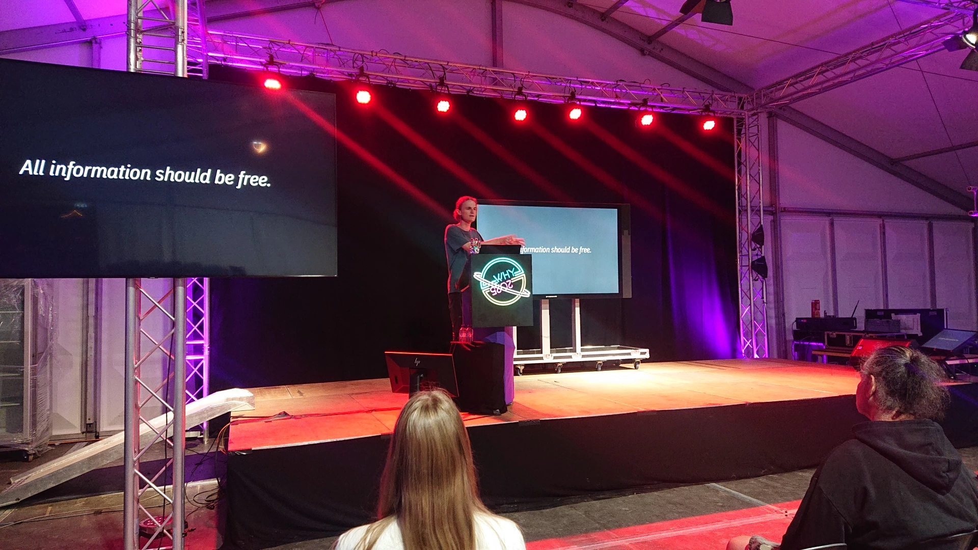 Quinten tijdens zijn talk op WHY2025, op het scherm staat 'All information should  be free'